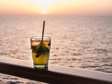 Buz ile güzel cam ve parlak kokteyl