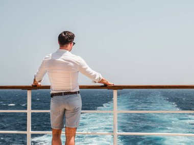 Bir Cruise liner boş güvertede adam