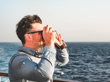 Bir Cruise liner boş güvertede adam
