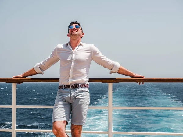 Bir Cruise liner boş güvertede adam
