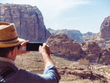 Cep telefonu olan adam. Petra, Ürdün