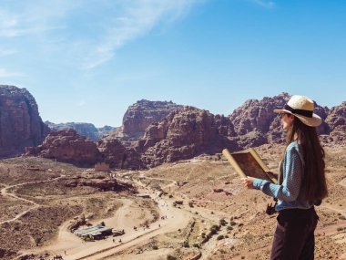 Petra manzaraları şehri keşfetmek kadın