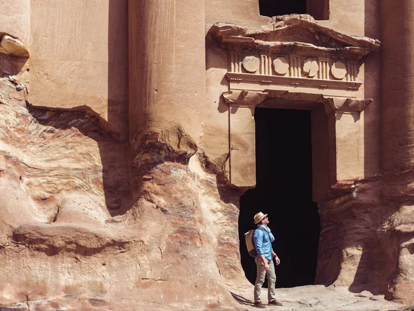 Turista em uma cidade de Petra, na Jordânia — Fotografia de Stock