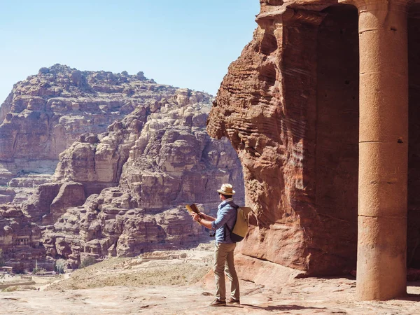 Turista em uma cidade de Petra, na Jordânia — Fotografia de Stock