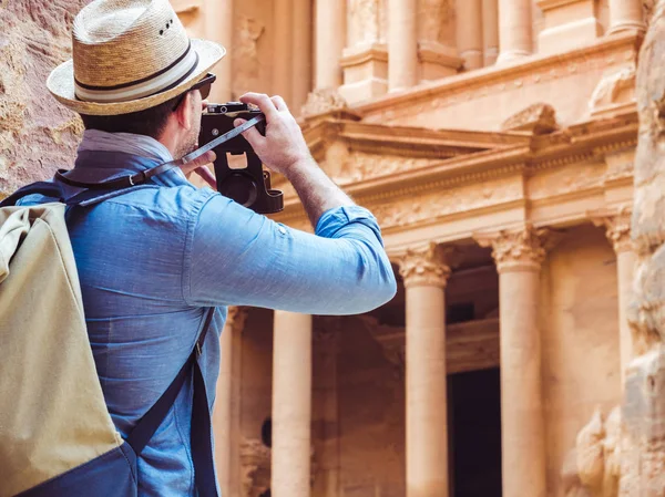 Eski bir kamera ile turist. Petra, Ürdün.