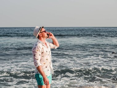 Güneş gözlüğü ve bir sunhat moda adam