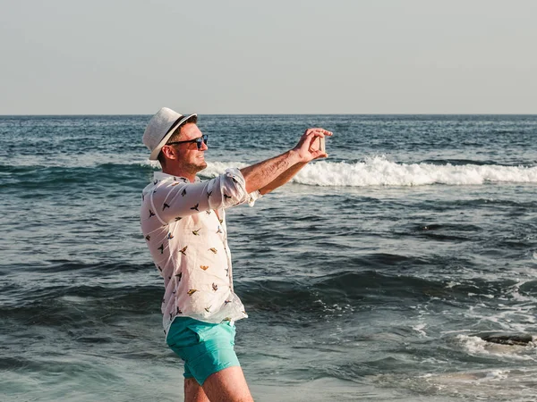 Modny mężczyzna w okulary przeciwsłoneczne i Kapelusz przeciwsłoneczny — Zdjęcie stockowe