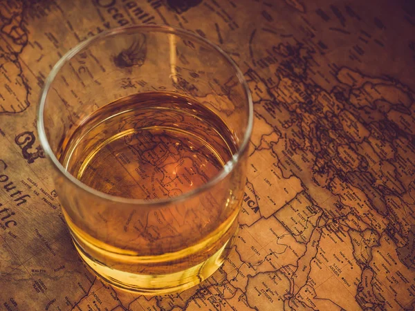 ヴィンテージマップとウイスキーのグラス — ストック写真