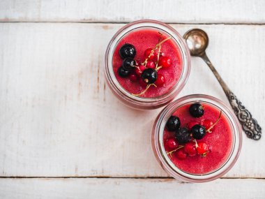 Dondurma ve taze çilek ile Puf sufle