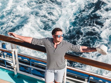 Bir liner boş güvertede gülümseyen adam