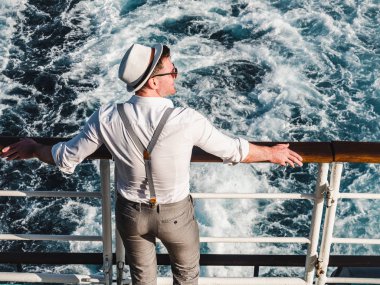 Bir liner boş güvertede gülümseyen adam