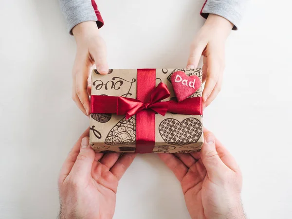 Manos de niño y una hermosa caja de regalo , — Foto de Stock