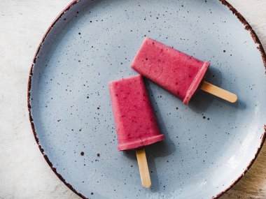 Bir vintage tabakta pembe meyve dondurma