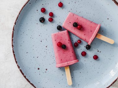 Bir vintage tabakta pembe meyve dondurma