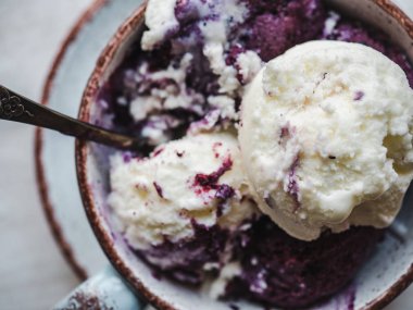 Bir vintage tabakta parlak, meyveli dondurma