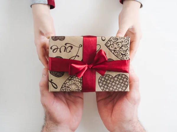 El niño felicita a su padre. Hermosa caja de regalo — Foto de Stock