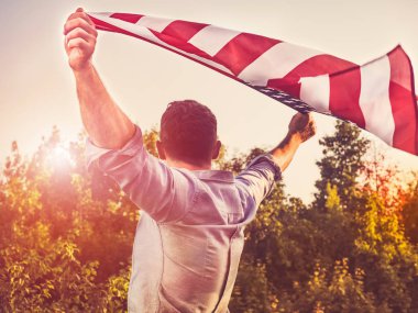 Yakışıklı, genç adam Amerikan bayrağı sallıyor