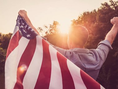 Yakışıklı, genç adam Amerikan bayrağı sallıyor