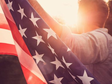 Yakışıklı, genç adam Amerikan bayrağı sallıyor