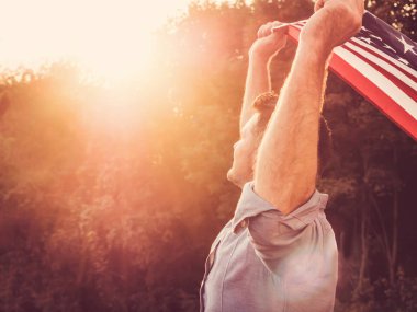 Yakışıklı, genç adam Amerikan bayrağı sallıyor