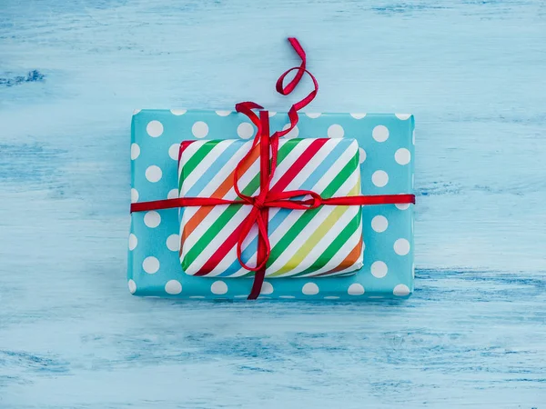 Caja de regalo, atada con una cinta roja — Foto de Stock