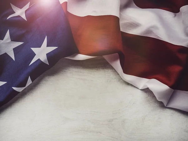 Американский флаг на белом, изолированном фоне — стоковое фото