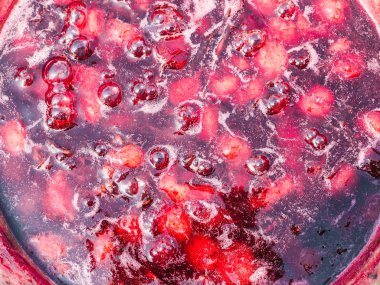 Ev yapımı erik reçeli. Sağlıklı beslenme konsepti. Üstte görüntü