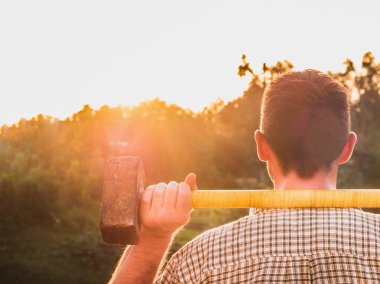 Elinde balyoz tutan adam