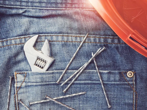 Skiftnyckel, Vintage, snygga jeans och naglar — Stockfoto