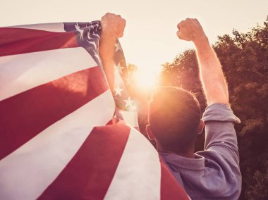 Yakışıklı, genç adam Amerikan bayrağı sallıyor