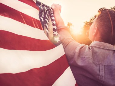 Yakışıklı, genç adam Amerikan bayrağı sallıyor