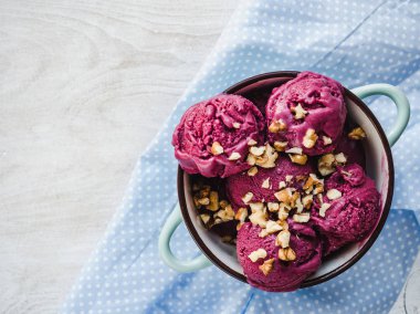 Bir vintage tabakta parlak, meyveli dondurma