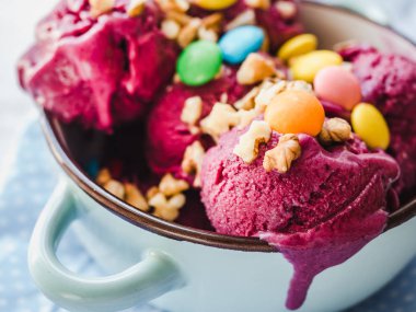 Bir vintage tabakta parlak, meyveli dondurma