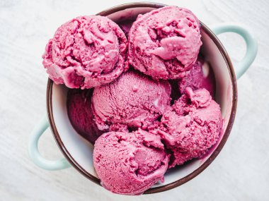 Bir vintage tabakta parlak, meyveli dondurma