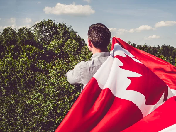 Mann schwenkt eine kanadische Flagge. Nationalfeiertag — Stockfoto