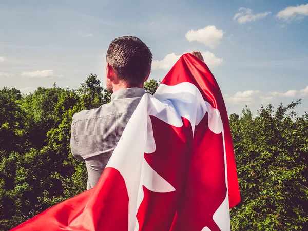 Mann schwenkt eine kanadische Flagge. Nationalfeiertag — Stockfoto