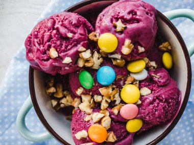 Bir vintage tabakta parlak, meyveli dondurma