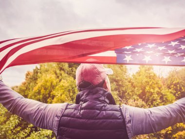 Yakışıklı, genç adam Amerikan bayrağı sallıyor