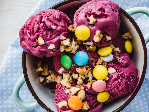 Bir vintage tabakta parlak, meyveli dondurma