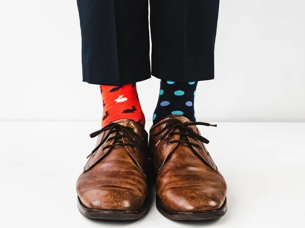 Gerente de escritório em sapatos elegantes e meias brilhantes — Fotografia de Stock