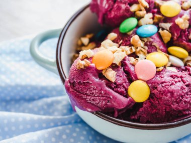 Bir vintage tabakta parlak, meyveli dondurma