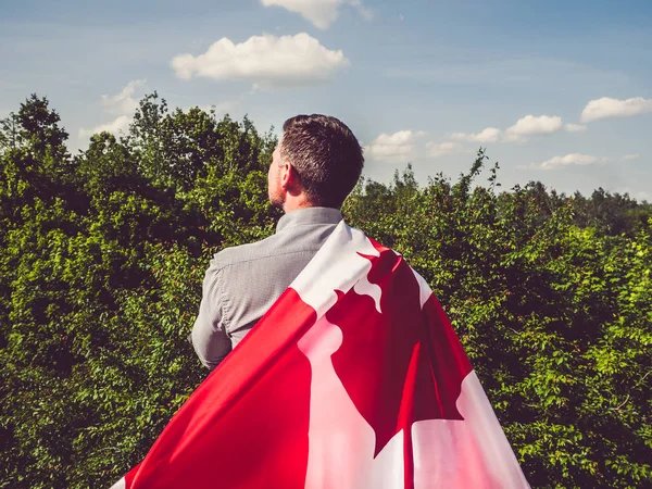 Mann schwenkt eine kanadische Flagge. Nationalfeiertag — Stockfoto