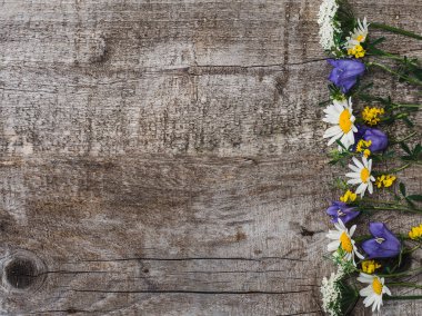 Parlak çiçeklerden oluşan güzel bir buket. Üstte görüntü