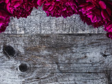 Güzel, bahar çiçekleri eski tahtaları üzerinde yalan