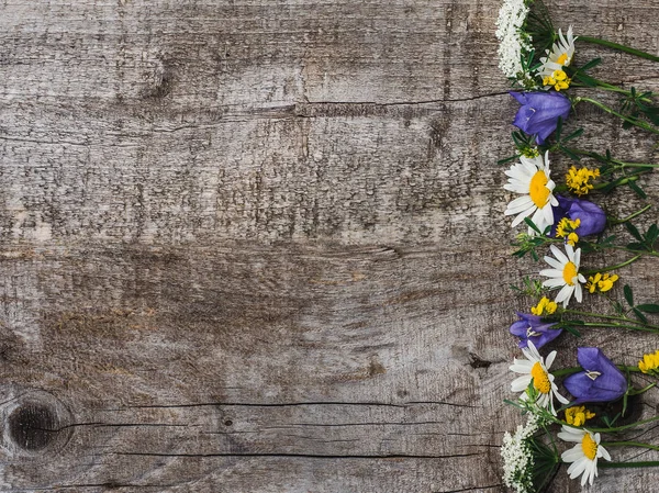 Parlak çiçeklerden oluşan güzel bir buket. Üstte görüntü