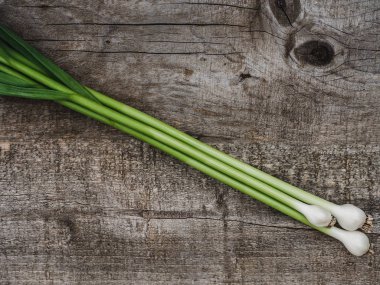 Boyasız masada güzel, parlak sarımsak sapları