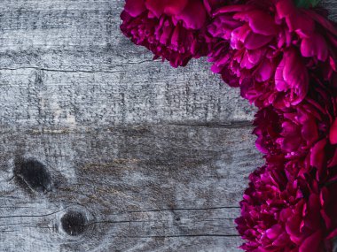 Güzel, bahar çiçekleri eski tahtaları üzerinde yalan