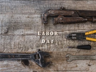 İşçi Bayramı. El aletleri ve ahşap harfler