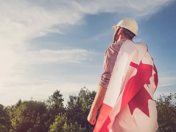 Ingeniero joven, sombrero blanco y bandera canadiense —  Fotos de Stock