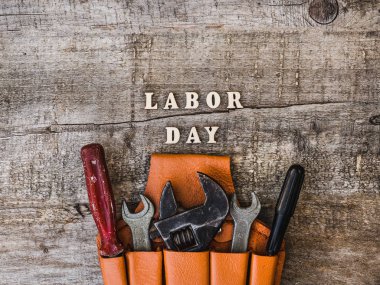 İşçi Bayramı. El aletleri ve ahşap harfler